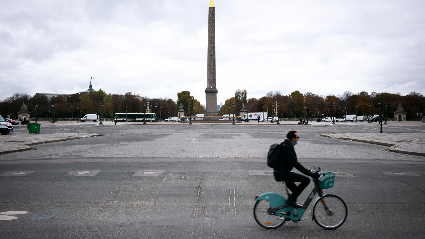 Un hombre circula en bicicleta por París Francia