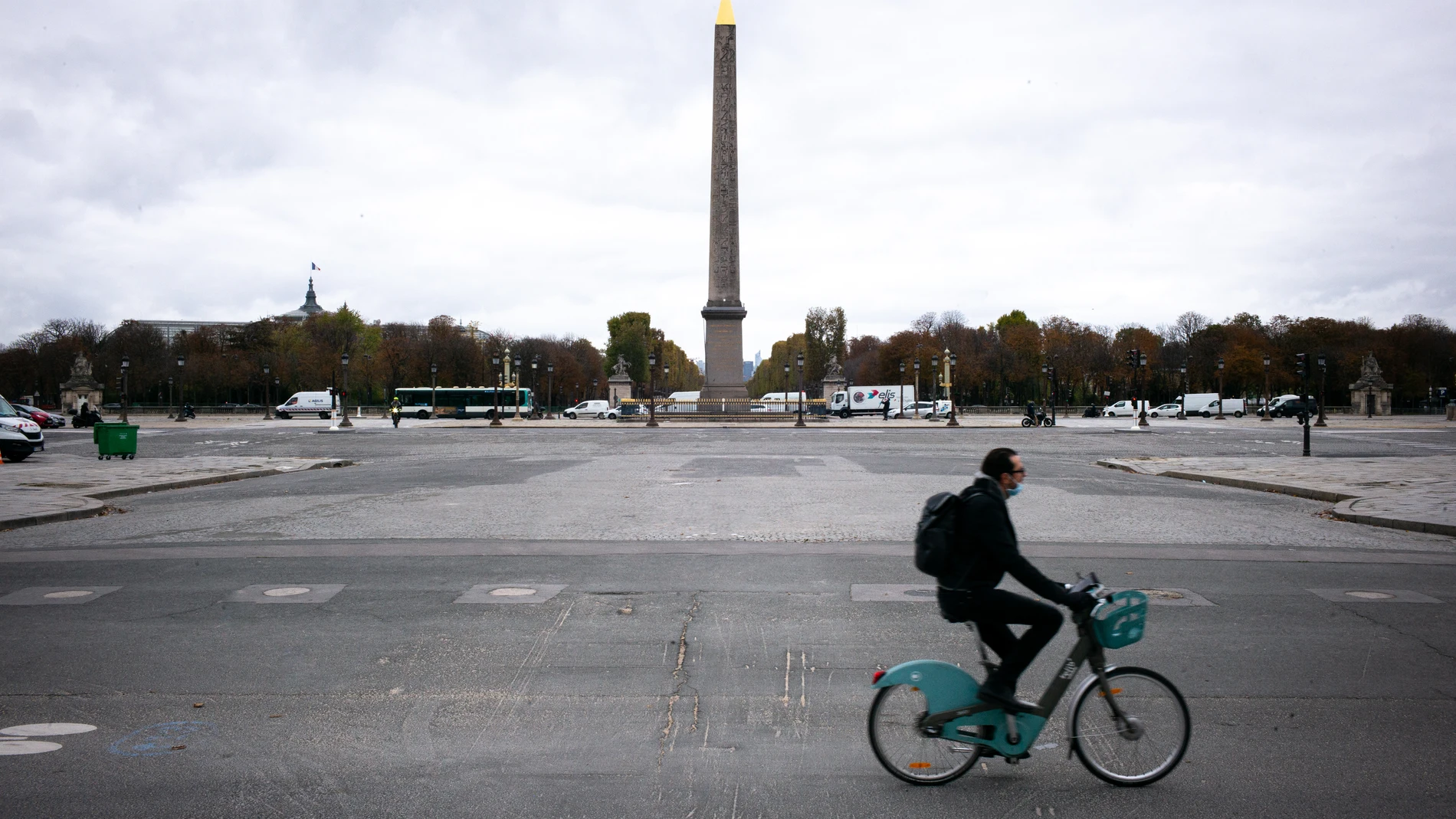 Un hombre circula en bicicleta por París
