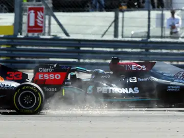 Toque entre Verstappen y Hamilton