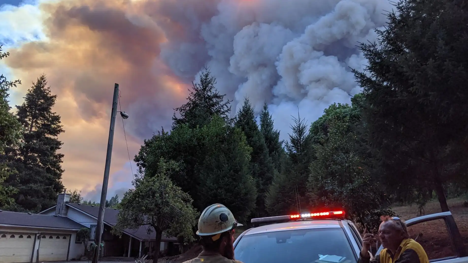 Las autoridades locales actúan frente a un incendio en California