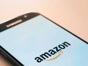 Un móvil con el logotipo de Amazon Un móvil con el logotipo de Amazon