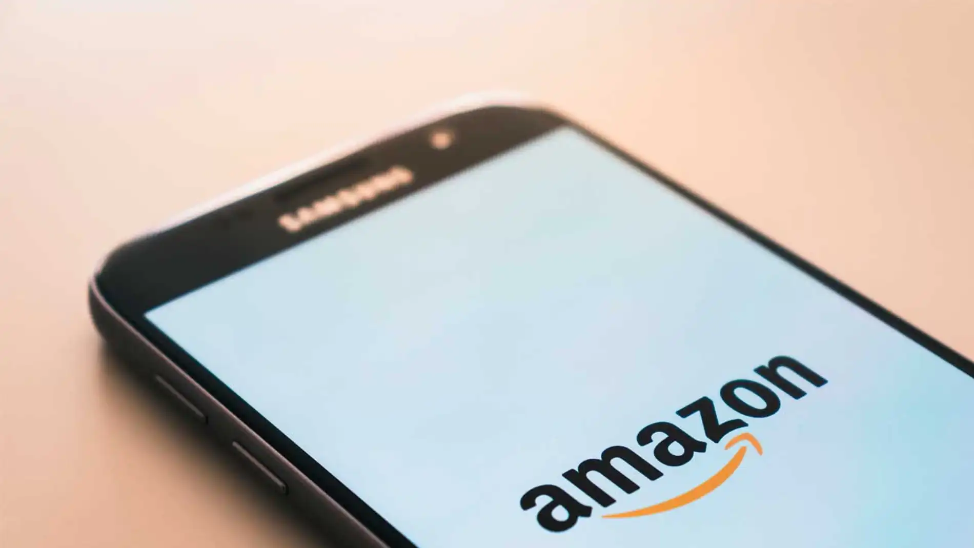 Un móvil con el logotipo de Amazon