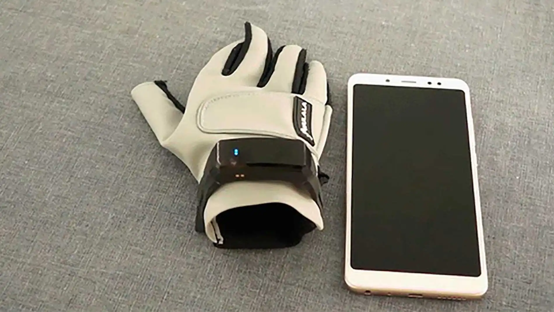 Crean un guante capaz de traducir la lengua de signos en tiempo real en nuestro móvil