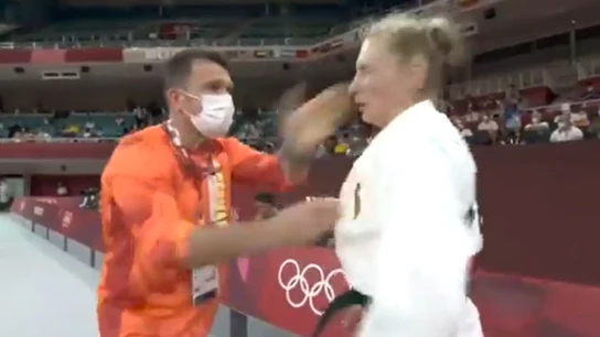 Animar a tortas: un entrenador alemán agita y abofetea a su judoca antes de la prueba Animar a tortas: un entrenador alemán agita y abofetea a su judoca antes de la prueba