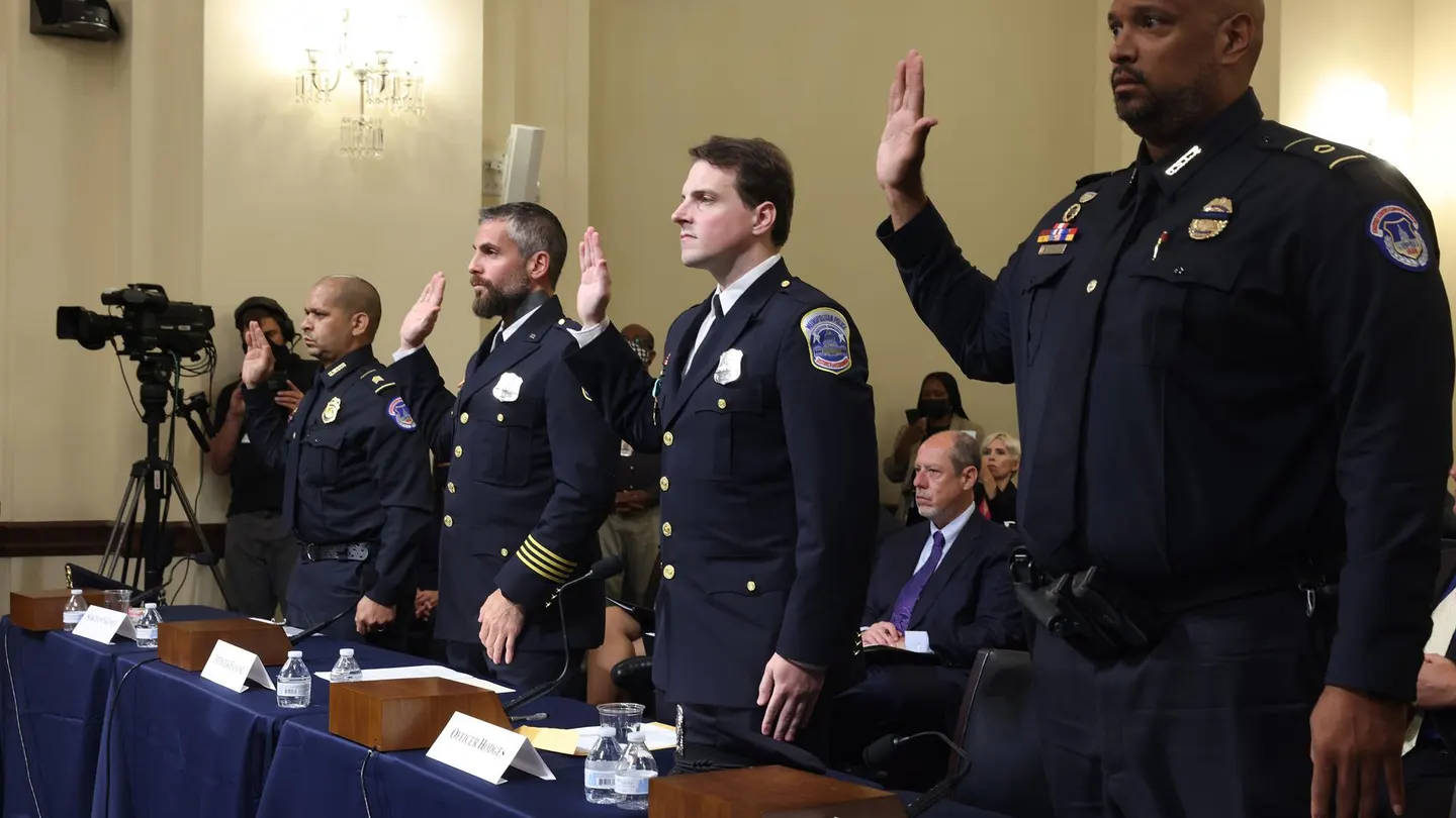 Cuatro policías prestan juramento para testificar en el Comité Selecto para Investigar la Ataque del 6 de enero al Capitolio. Cuatro policías prestan juramento para testificar en el Comité Selecto para Investigar la Ataque del 6 de enero al Capitolio.