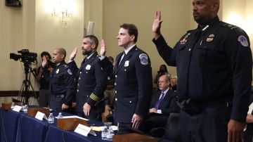 Cuatro policías prestan juramento para testificar en el Comité Selecto para Investigar la Ataque del 6 de enero al Capitolio.