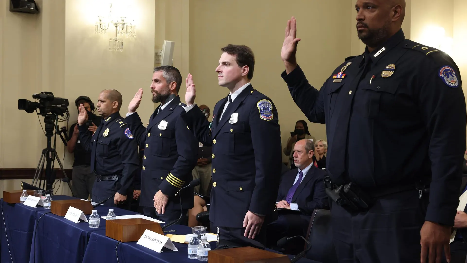 Cuatro policías prestan juramento para testificar en el Comité Selecto para Investigar la Ataque del 6 de enero al Capitolio.