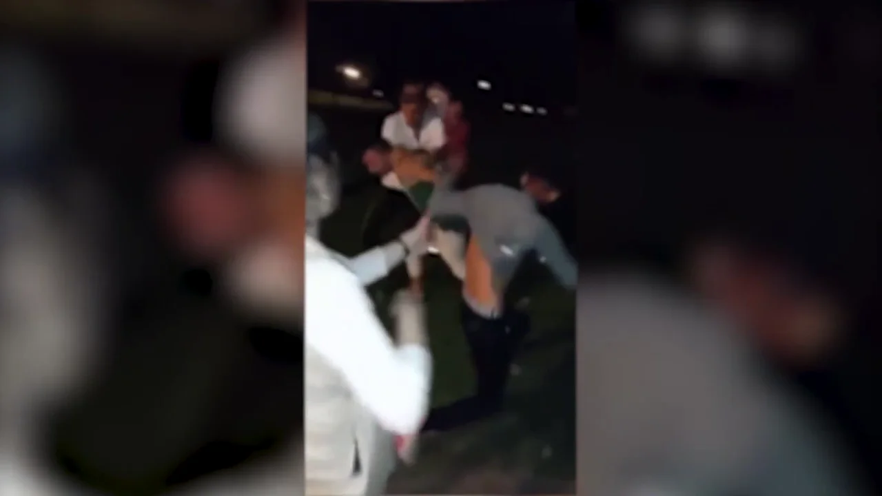 Momento de la brutal paliza grupal a un joven en Amorebieta