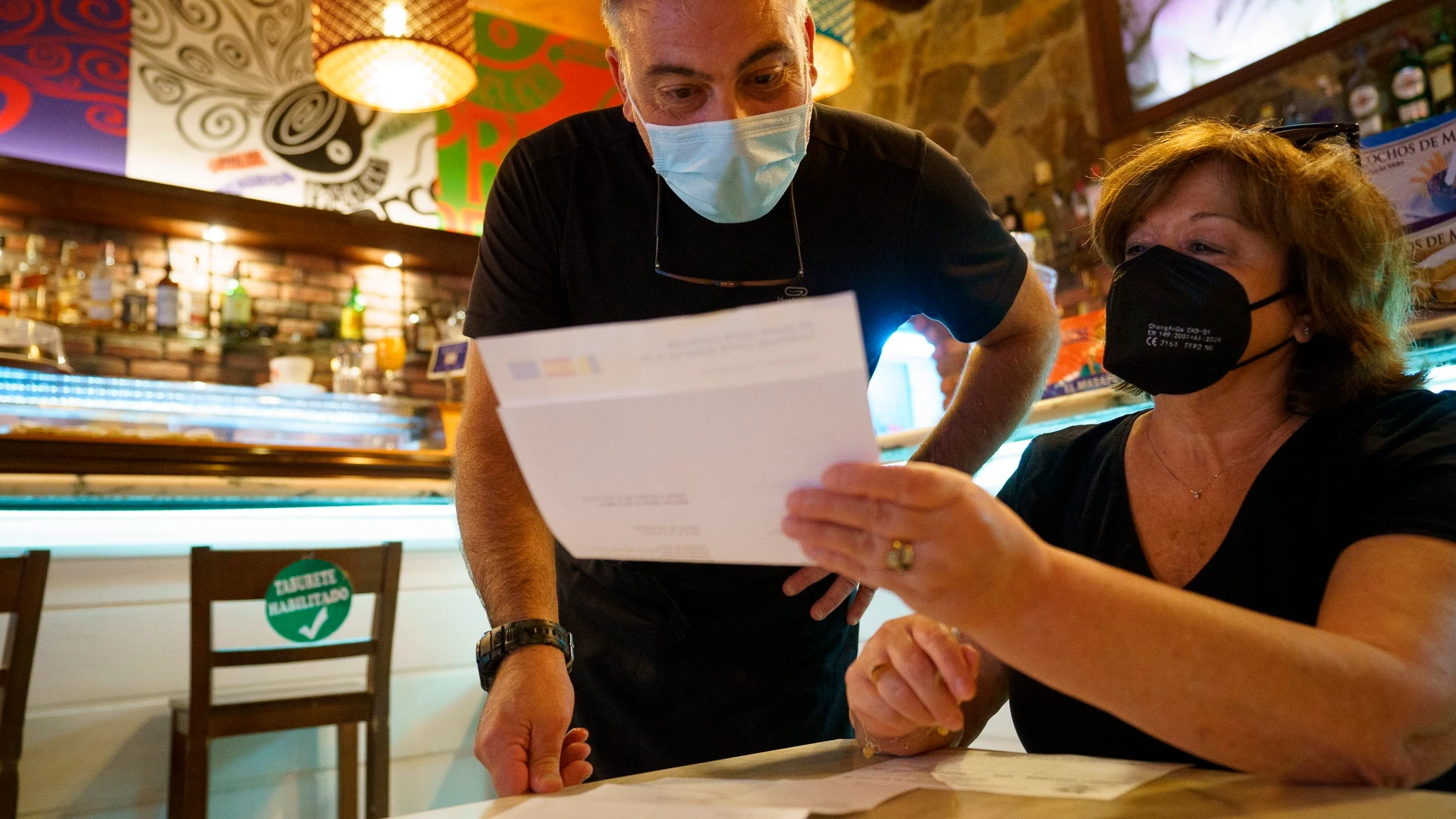 -Personal de una cafetería de Santa Cruz de Tenerife comprueba el certificado COVID de una clienta