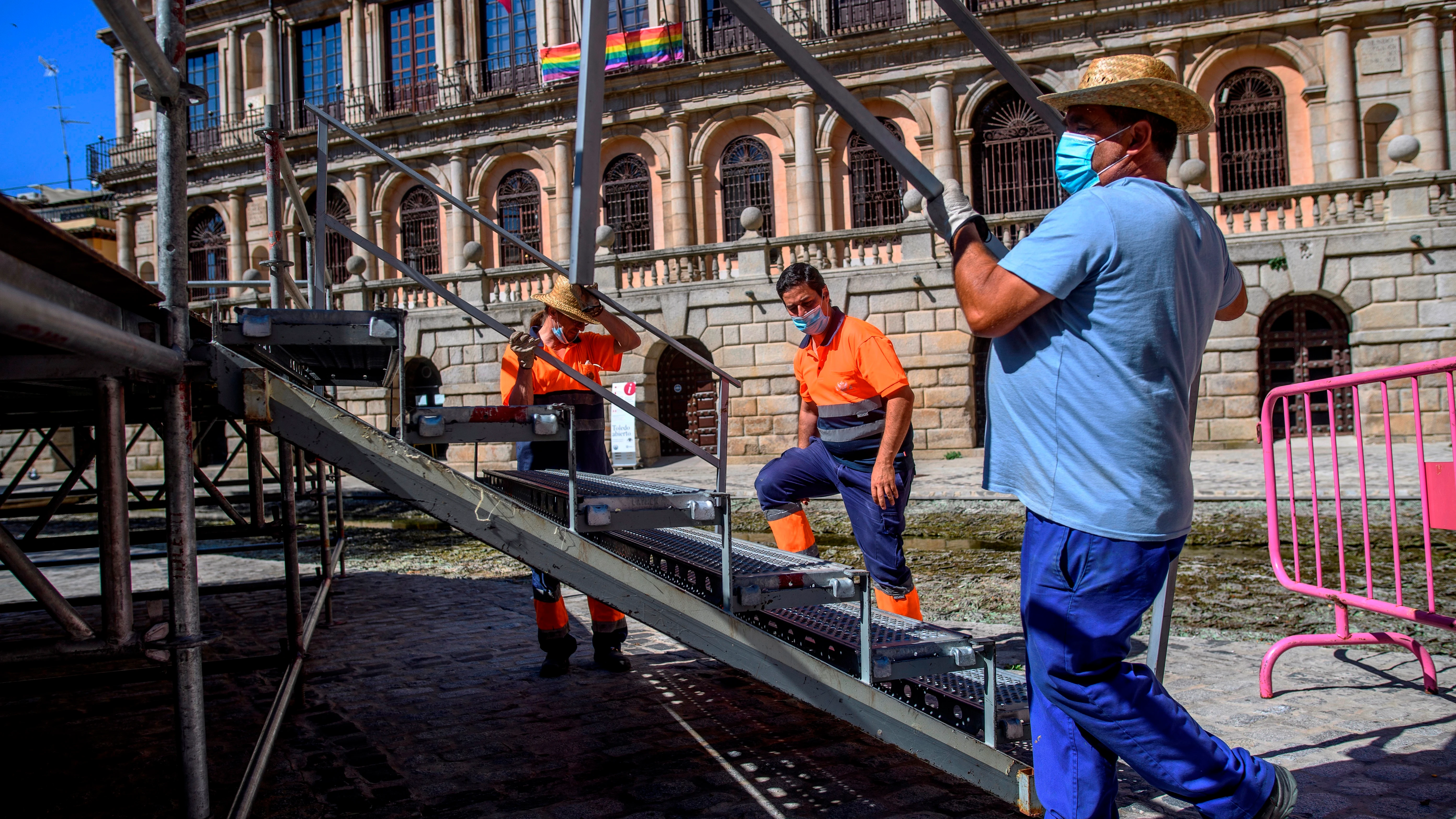 Varios operarios trabajan en el centro de Toledo.