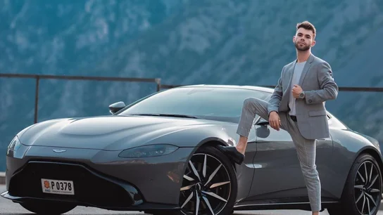 El youtuber español 'Salva' junto con su Aston Martin Salva