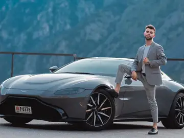 El youtuber español &#39;Salva&#39; junto con su Aston Martin