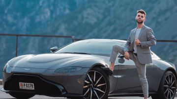 El youtuber español 'Salva' junto con su Aston Martin