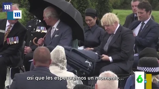 La embarazosa lucha de Boris Johnson con un paraguas en mitad de un acto institucional La embarazosa lucha de Boris Johnson con un paraguas en mitad de un acto institucional