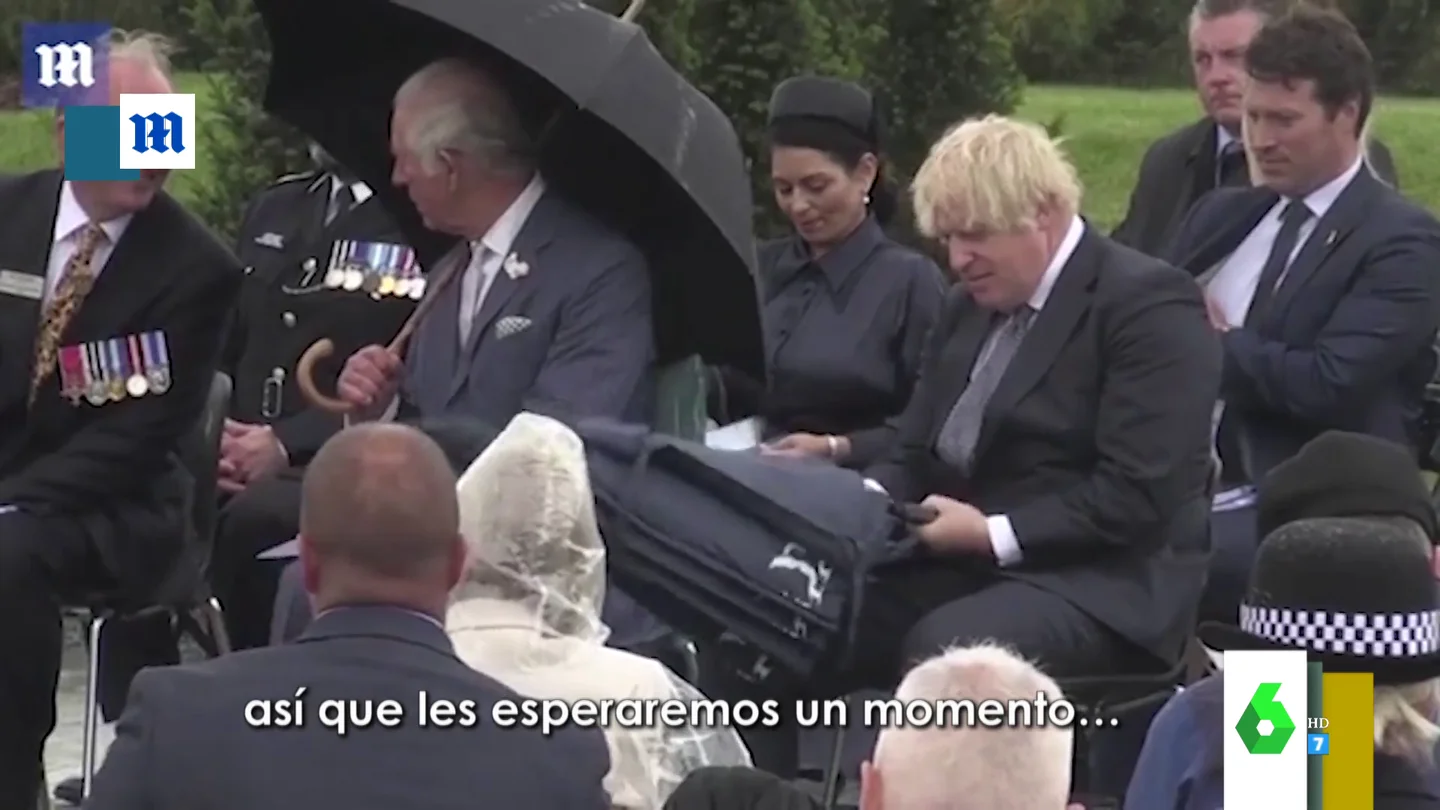 La embarazosa lucha de Boris Johnson con un paraguas en mitad de un acto institucional La embarazosa lucha de Boris Johnson con un paraguas en mitad de un acto institucional