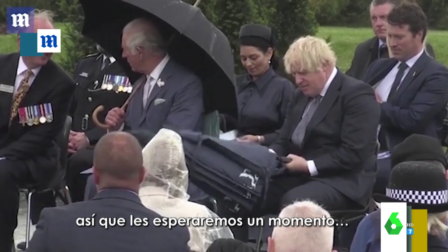 La embarazosa lucha de Boris Johnson con un paraguas en mitad de un acto institucional