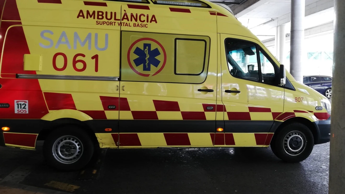 Una ambulancia de soporte vital básico del SAMU 061 de Baleares, aparcada en el Hospital Son Espases Son Espases