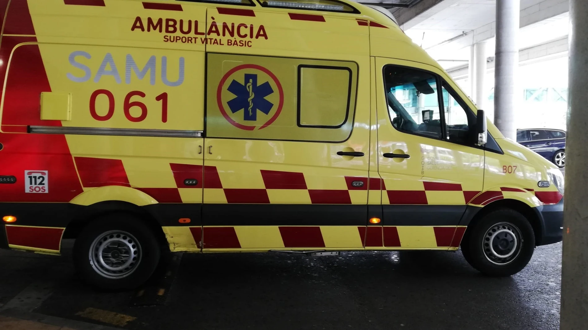 Una ambulancia de soporte vital básico del SAMU 061 de Baleares, aparcada en el Hospital Son Espases