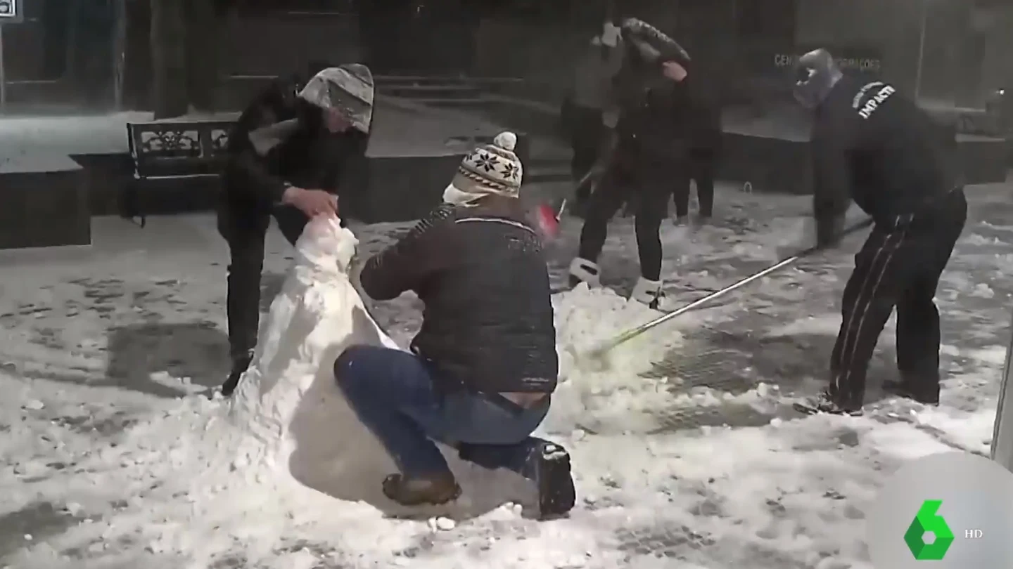 Personas juegan en Brasil con la nieve. Personas juegan en Brasil con la nieve.