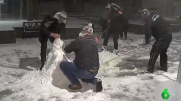 Personas juegan en Brasil con la nieve.