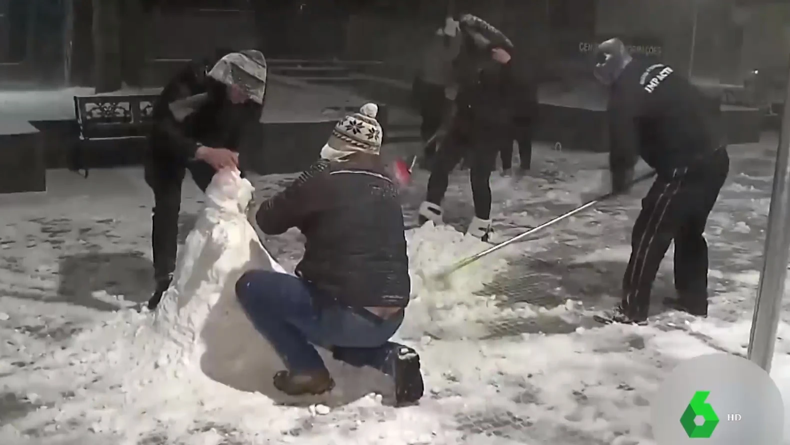 Personas juegan en Brasil con la nieve.