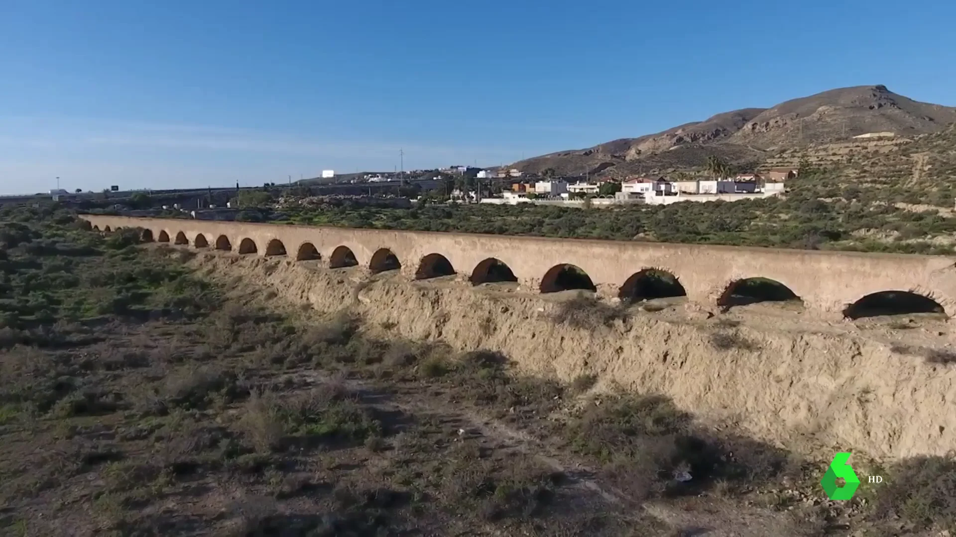 Derrumban un acueducto con más de 150 años de antigüedad para crear una urbanización en Huércal, Almería