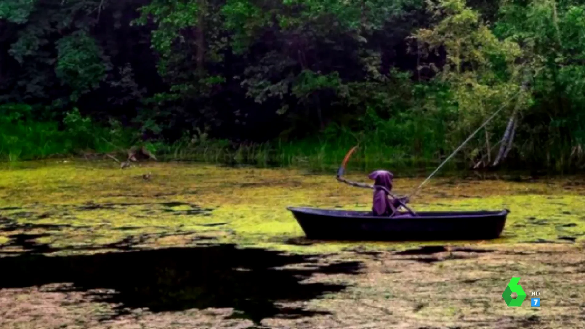 Una mujer se encuentra "a la muerte" mientras pasea por la orilla de un lago de Rusia