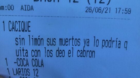 El tiique viral y malhumorado de un bar de C&aacute;diz: "Cacique sin lim&oacute;n, sus muertos"
