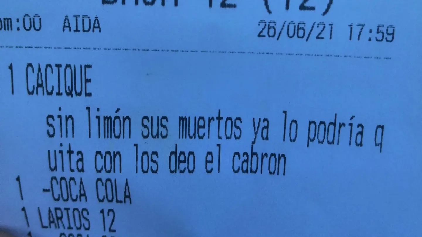 El tiique viral y malhumorado de un bar de Cádiz: "Cacique sin limón, sus muertos" El tiique viral y malhumorado de un bar de Cádiz: "Cacique sin limón, sus muertos"