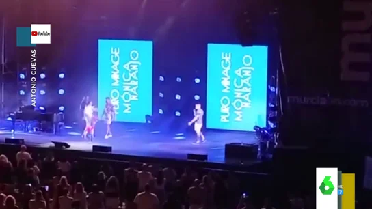 La emotiva pedida de mano de un joven a su novio en pleno concierto de Mónica Naranjo: "Me has hecho sentir el hombre más especial del mundo" La emotiva pedida de mano de un joven a su novio en pleno concierto de Mónica Naranjo: "Me has hecho sentir el hombre más especial del mundo"