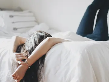 Mujer en cama Mujer en cama