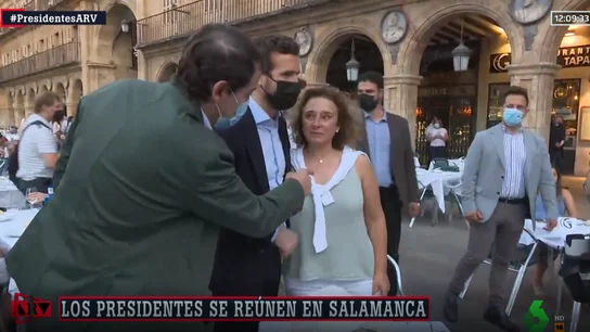 Momento en el que Mañueco pide a la mujer ponerse la mascarilla ARV