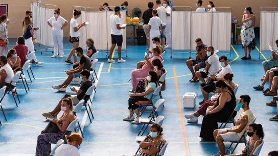 Vacunación masiva contra el coronavirus en Sevilla (Archivo) Vacunación masiva contra el coronavirus en Sevilla (Archivo)