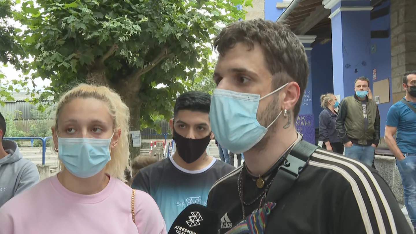 Los amigos de la víctima de la paliza de Amorebieta: "Son gente del barrio, hemos estado juntos y mira ahora lo que hacen" Los amigos de la víctima de la paliza de Amorebieta: "Son gente del barrio, hemos estado juntos y mira ahora lo que hacen"