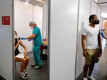 Dos jóvenes reciben la primera dosis de la vacuna en el Auditori de Castelló