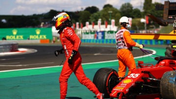 Carlos Sainz, con el Ferrari destrozado en Hungría