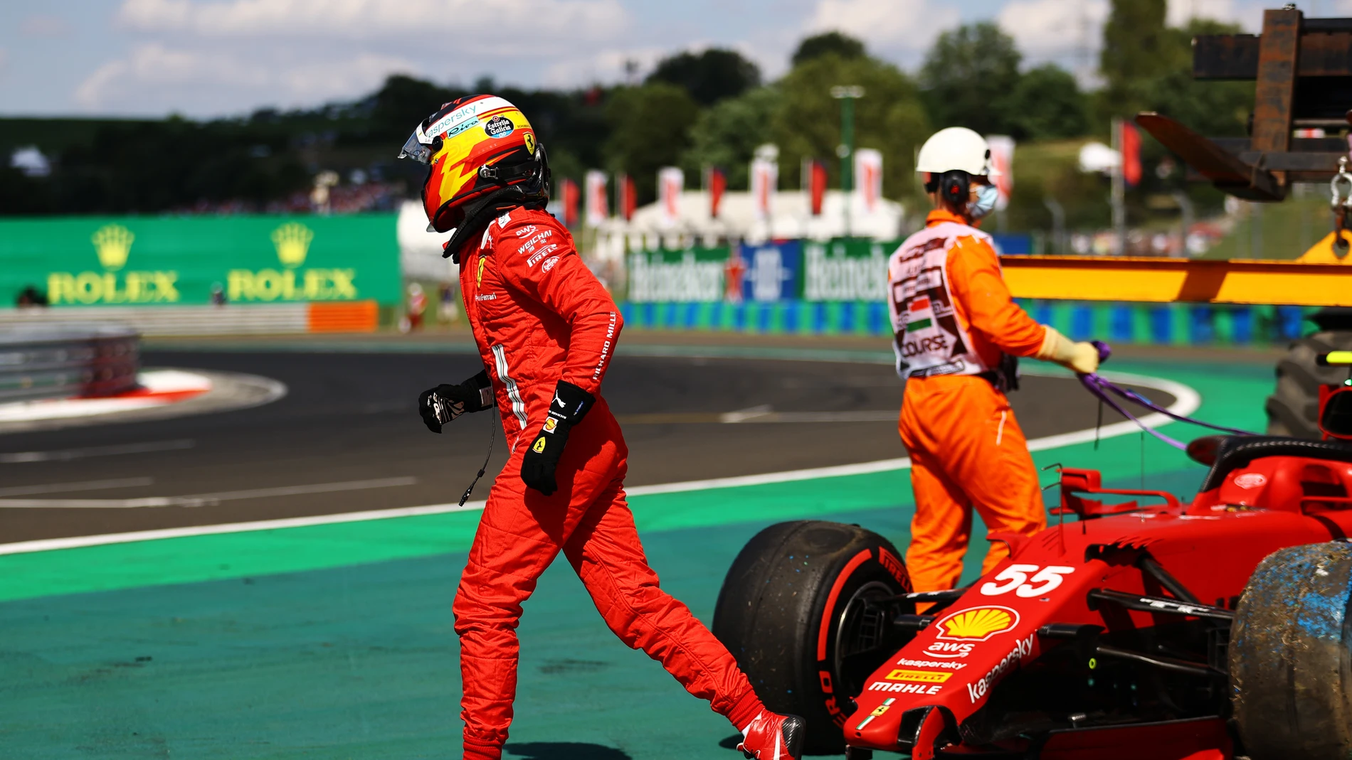 Carlos Sainz, con el Ferrari destrozado en Hungría