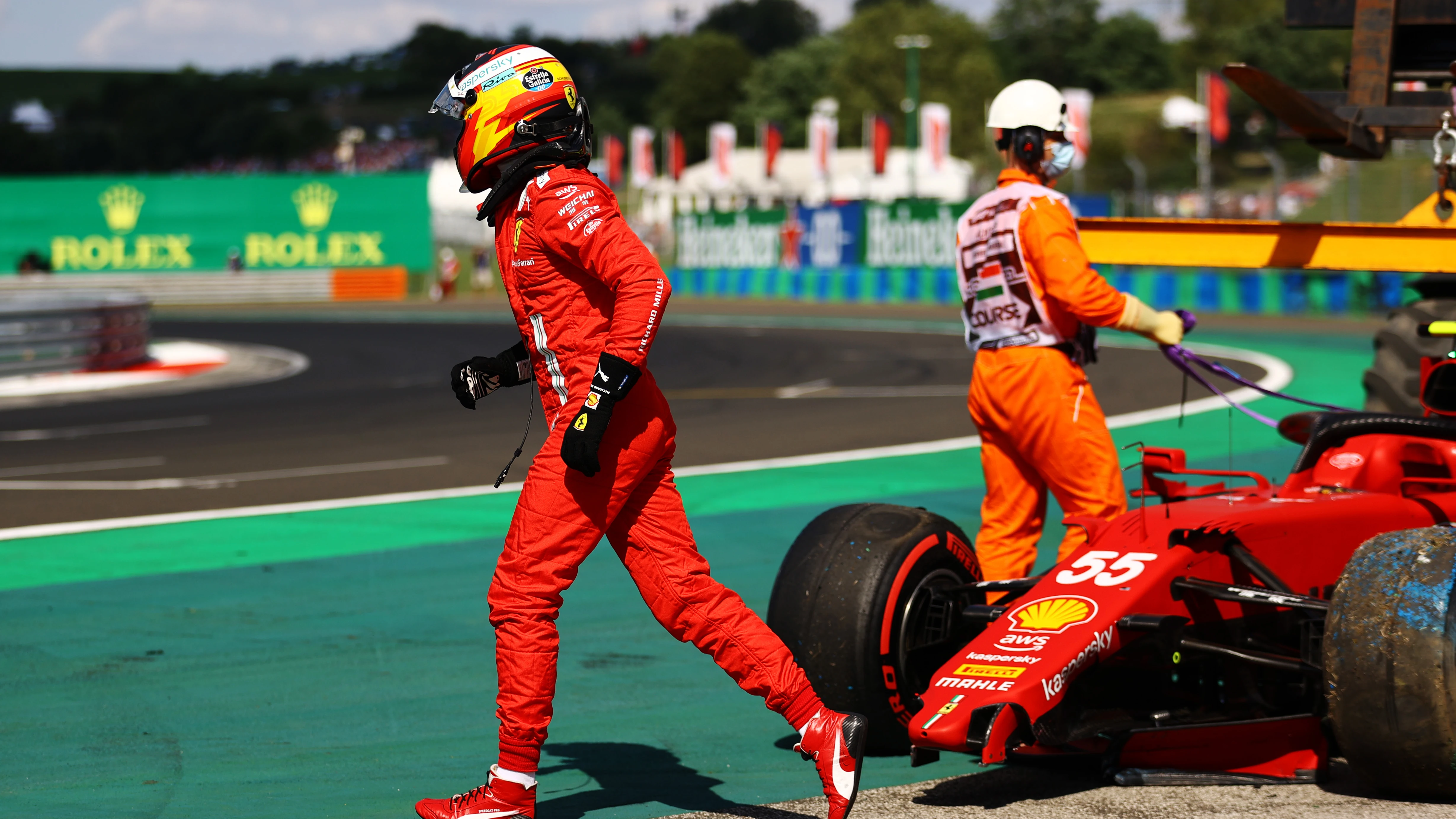 Carlos Sainz, con el Ferrari destrozado en Hungría