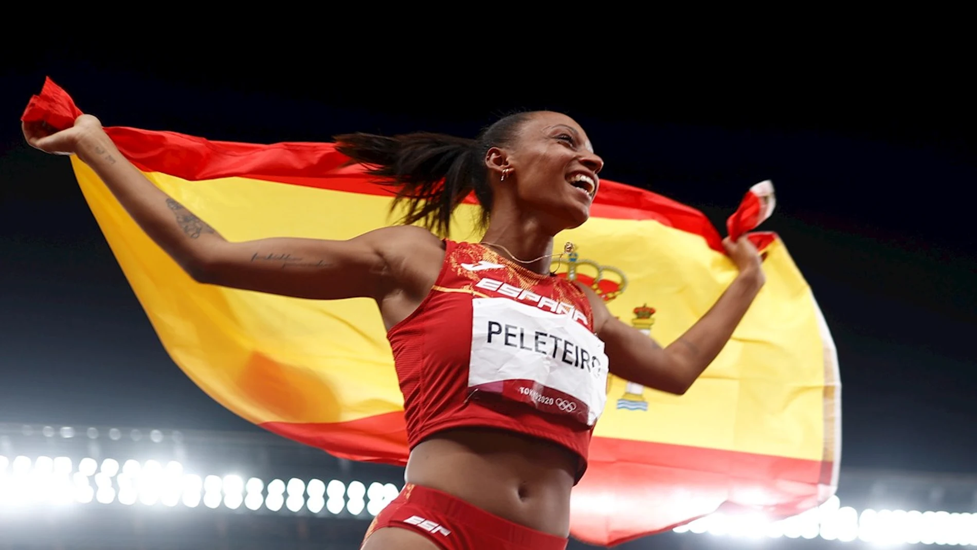 Ana Peleteiro, con la bandera de España