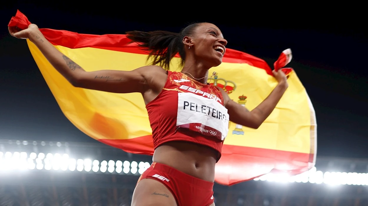 Ana Peleteiro, con la bandera de España