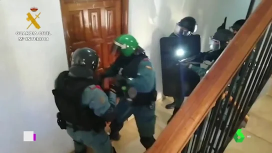 Detienen a tres personas por secuestrar, agredir y vejar durante cuatro días a un camarero de fiestas ilegales en Marbella Detienen a tres personas por secuestrar, agredir y vejar durante cuatro días a un camarero de fiestas ilegales en Marbella