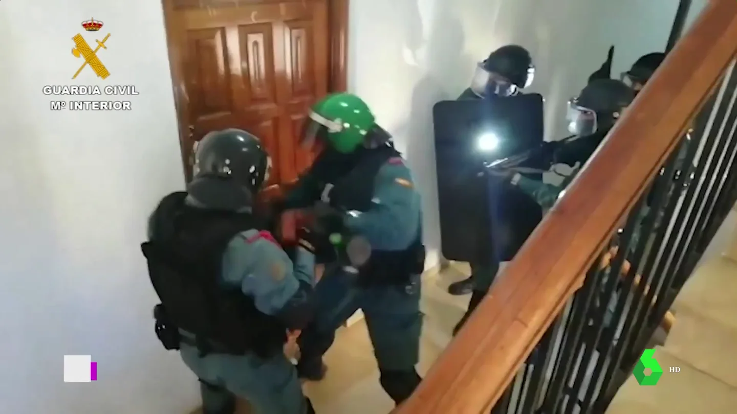 Detienen a tres personas por secuestrar, agredir y vejar durante cuatro días a un camarero de fiestas ilegales en Marbella Detienen a tres personas por secuestrar, agredir y vejar durante cuatro días a un camarero de fiestas ilegales en Marbella