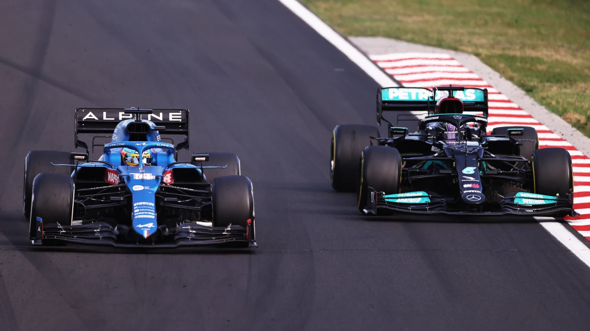 Fernando Alonso, ante Lewis Hamilton