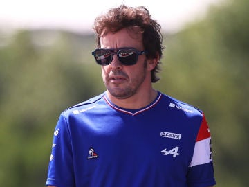 Fernando Alonso, en el 'paddock'