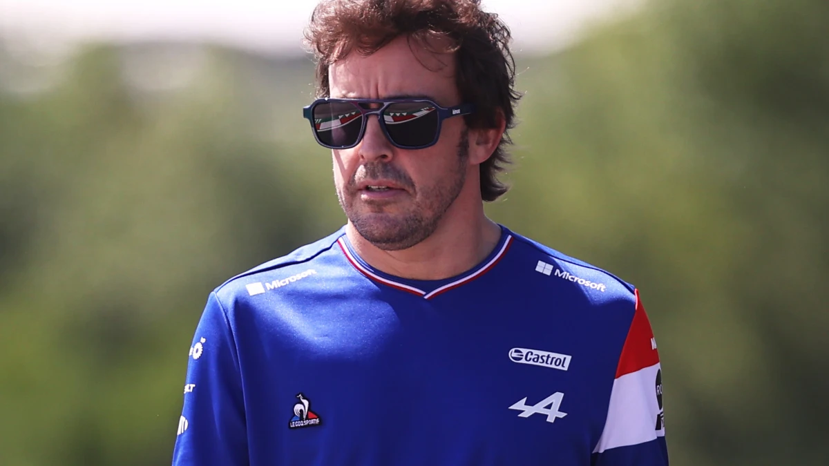 Fernando Alonso, en el 'paddock'