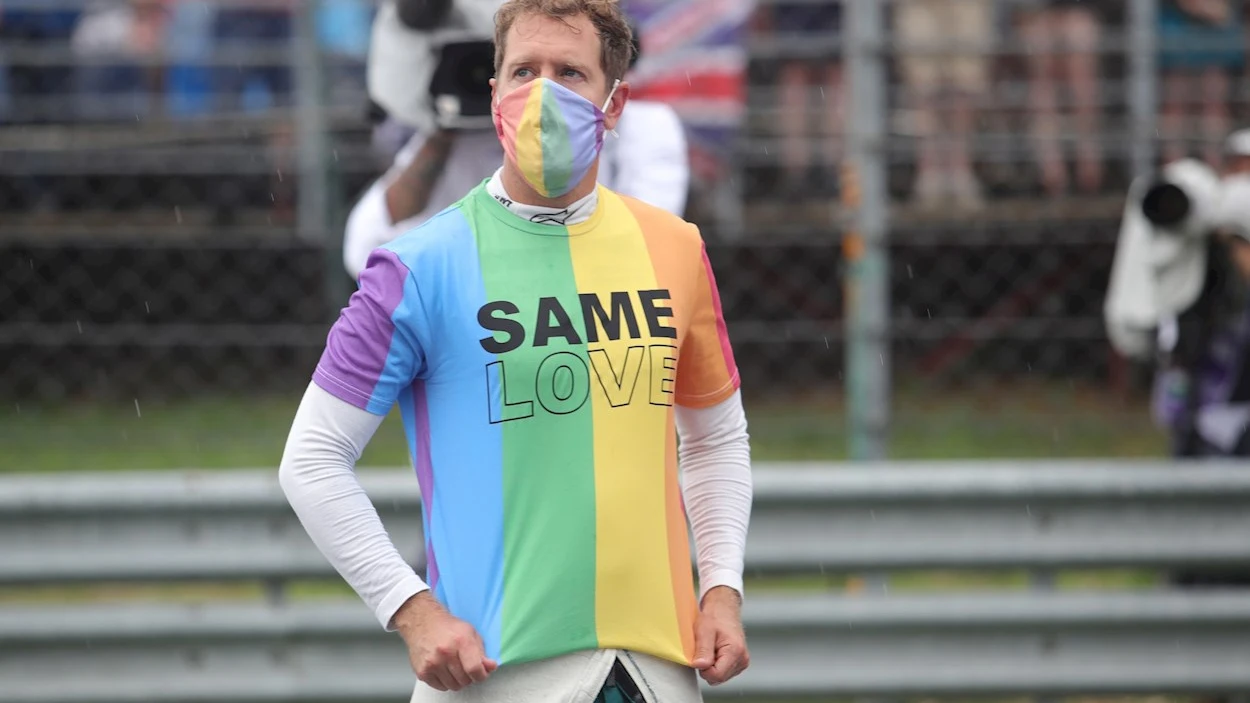 Sebastian Vettel, durante el himno de Hungría