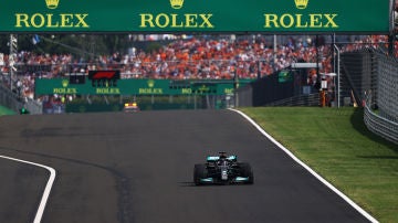 La salida en parrilla de un único piloto: Lewis Hamilton solo ante el semáforo