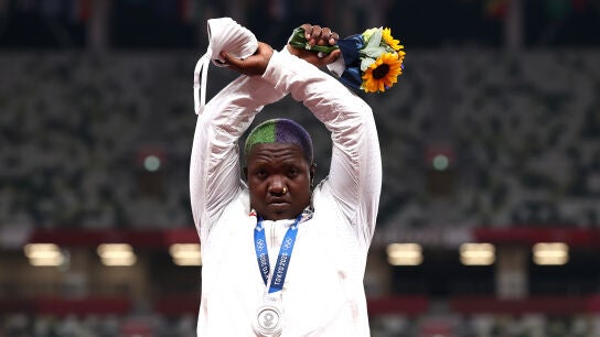 Posible para la lanzadora Raven Saunders sanci&oacute;n por hacer un gesto en favor de "todas las personas oprimidas"