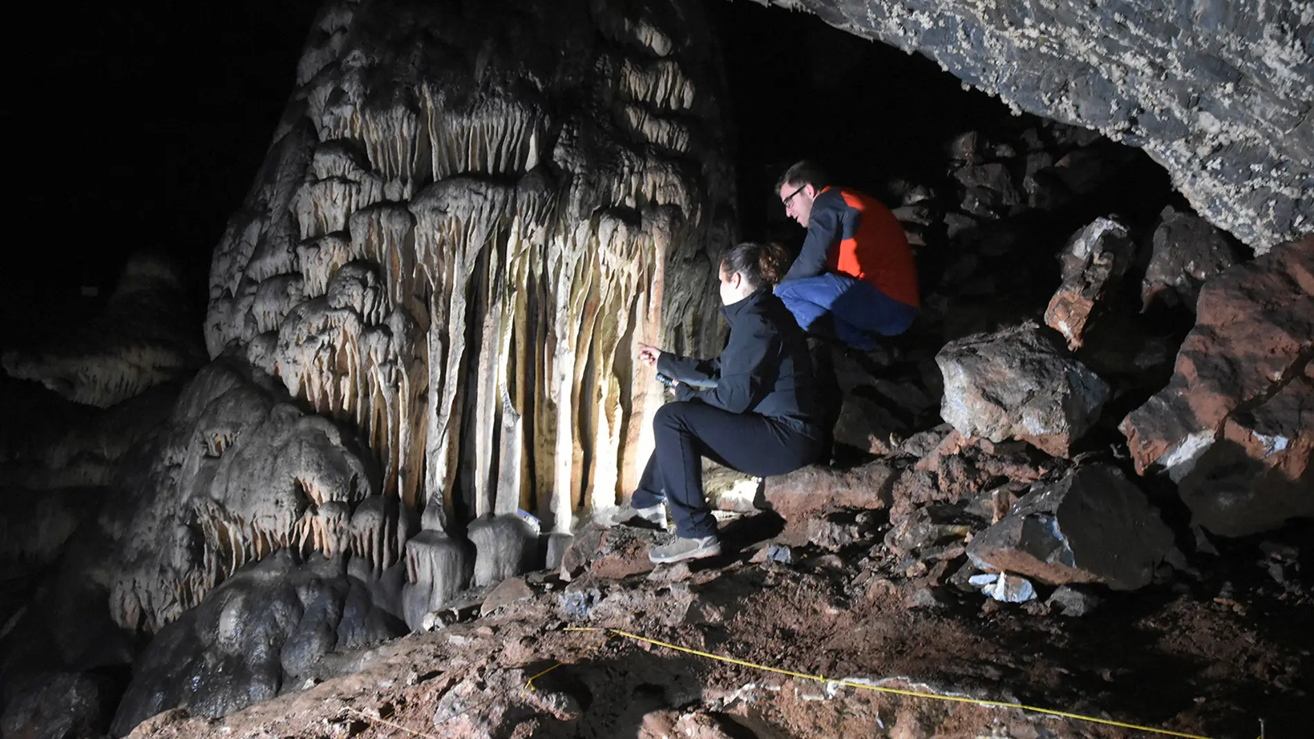 Investigadores mirando hacia las estalagmitas situadas en la cueva de Ardales