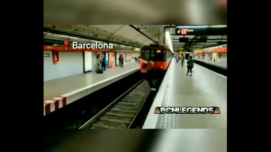 El peligroso salto de un joven en las vías del metro de Barcelona segundos antes de que llegue el vehículo Salto